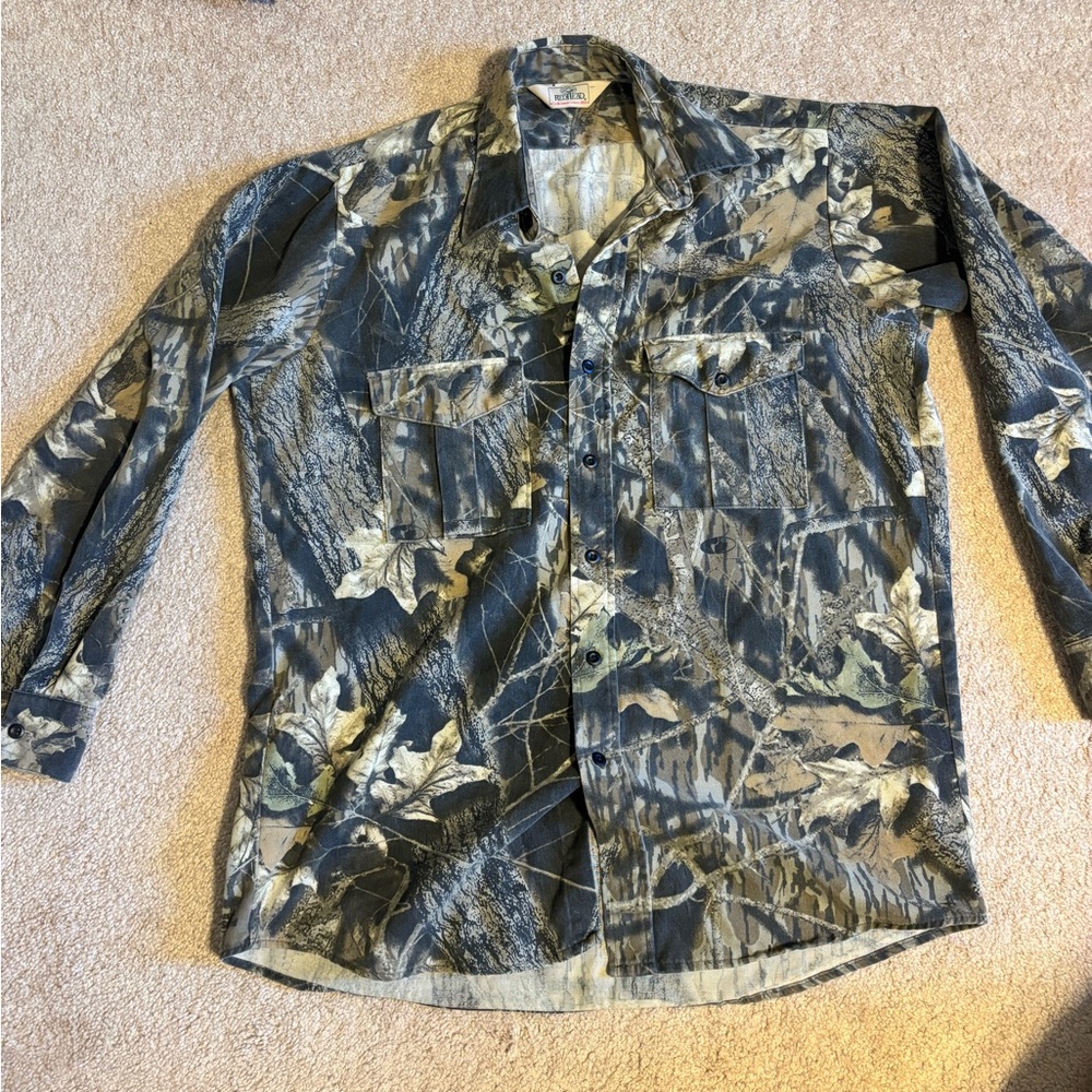 Men’s camo button up Large